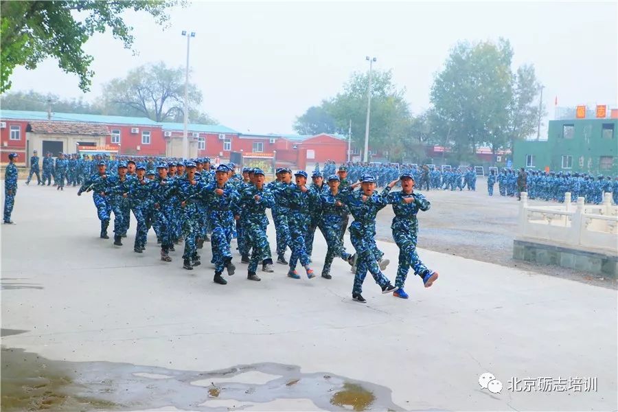 风雨无阻,彰显军魂——北京市工贸技师学院轻工分院学生军训闭营式!