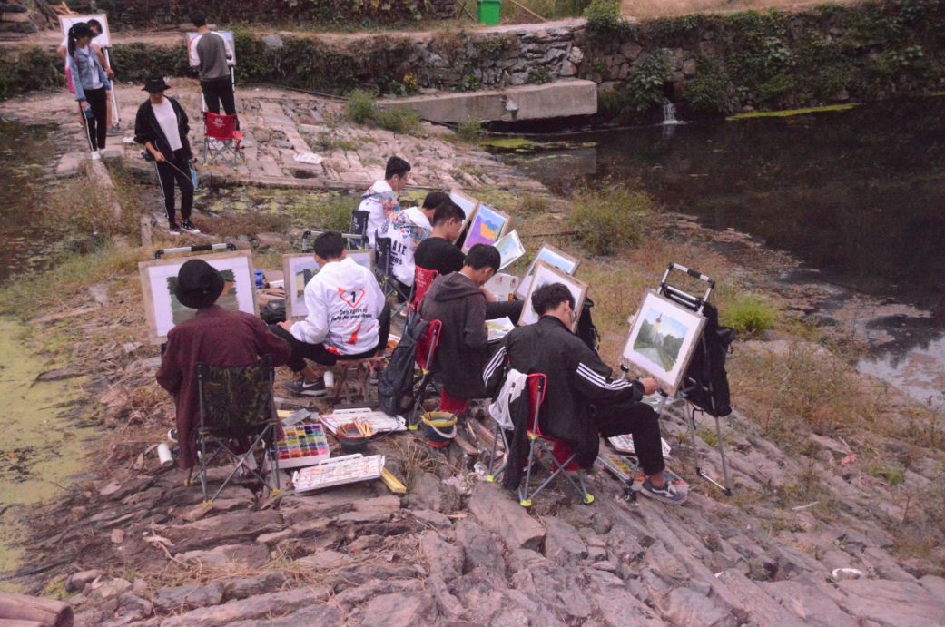 河南超凡教育学院的学生们自十月八日到达婺源理坑写生基地后,次日一