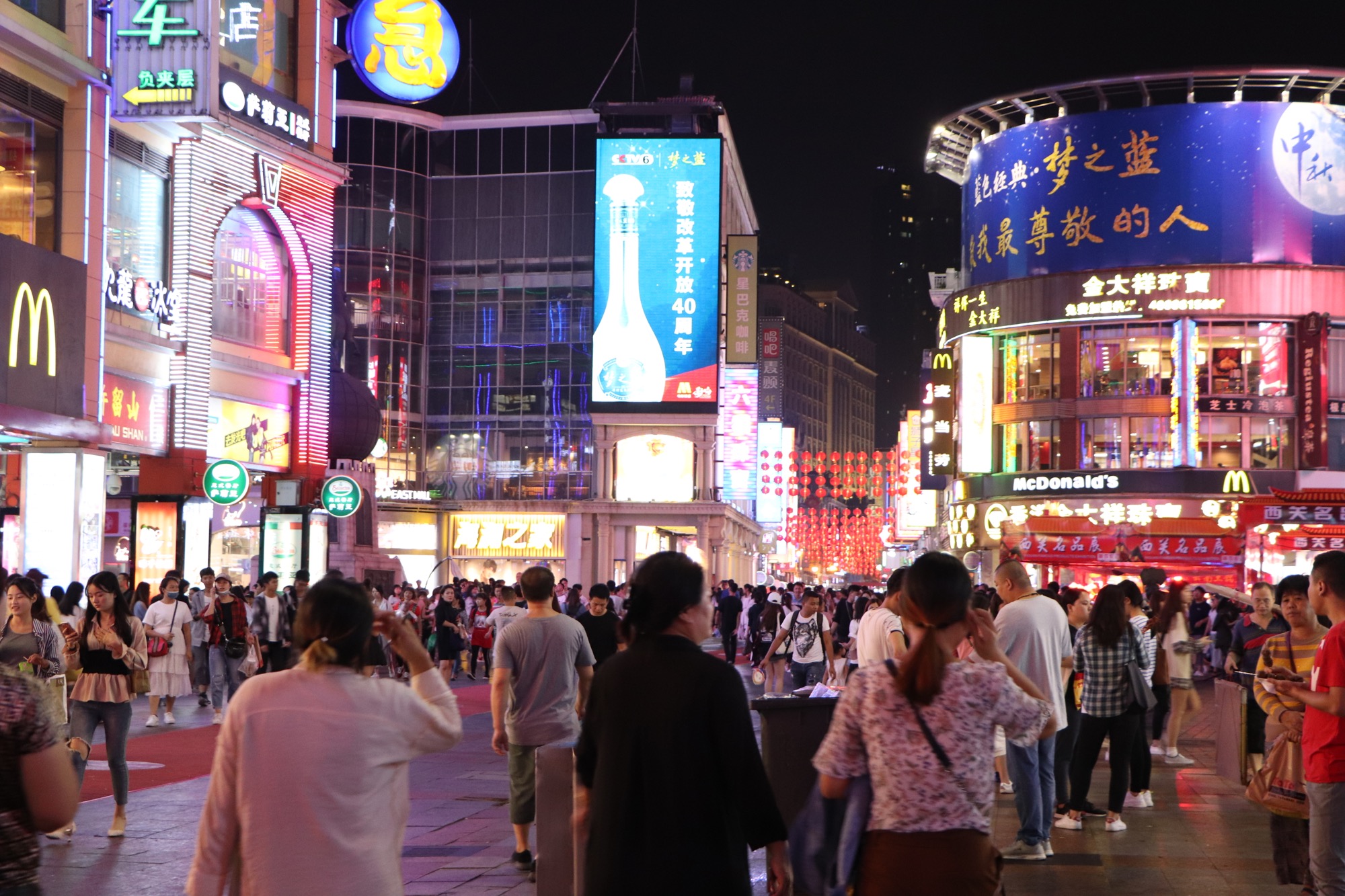 实拍广州荔湾区最热闹的上下九商业步行街!