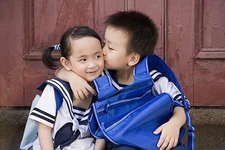 幼儿园小男孩亲吻小女孩正常吗,应该如何看待这种行为?