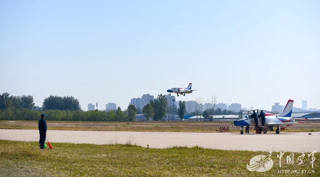 空军石家庄飞行学院某旅飞行学员首次单飞