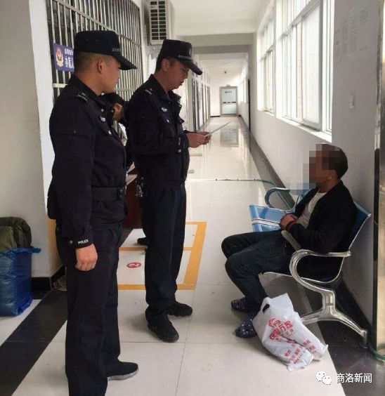 携刀欲到屠宰场闹事,商洛山阳城关所民警快速处警,控制事态,将其传唤