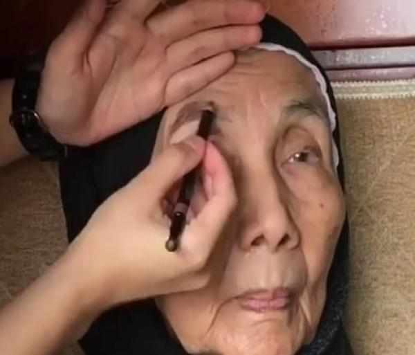 90岁老奶奶“化妆”走红，望向镜头的一刻，网友们不淡定了！