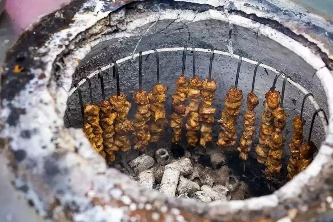 4 馕坑烤肉,是新疆比较独特的美食,其做法与烤馕很相似.