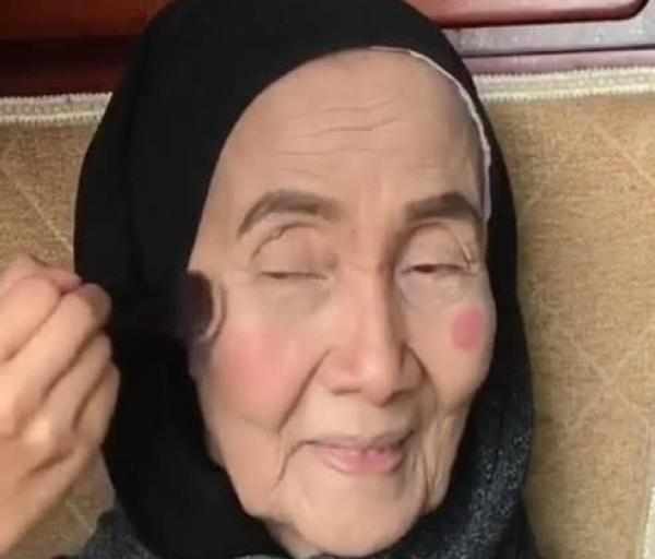 90岁老奶奶“化妆”走红，望向镜头的一刻，网友们不淡定了！