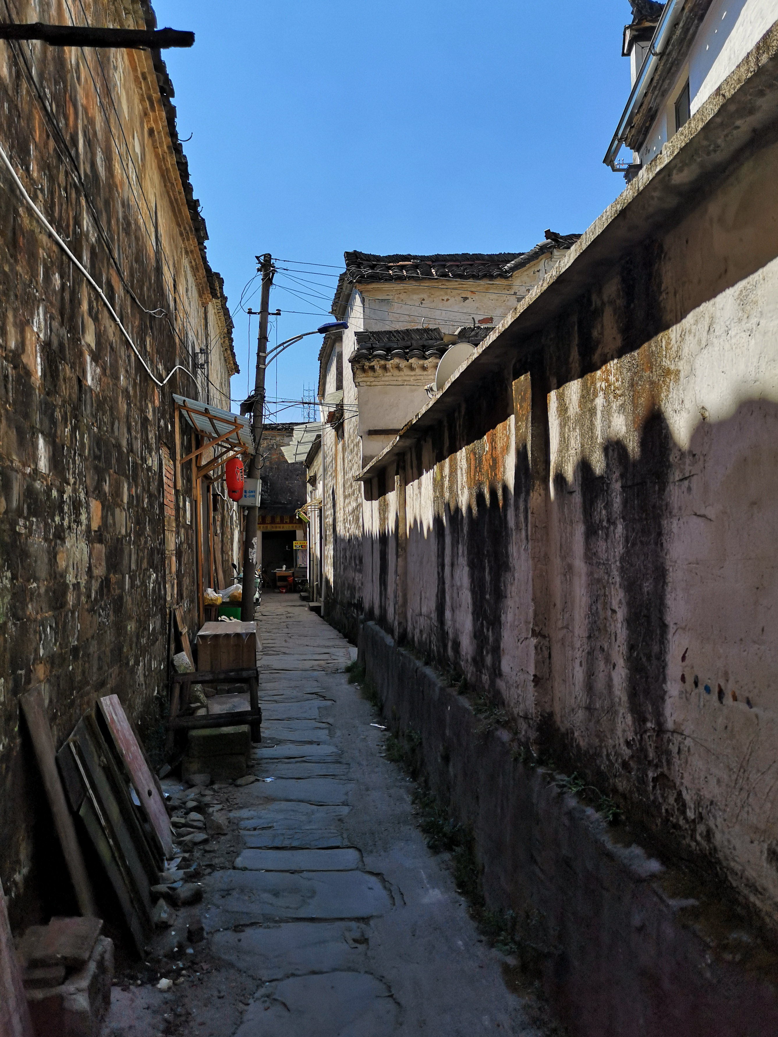 在理坑村,你会发现,家家户户都设有天井,天井具有采光,通风功能,每家