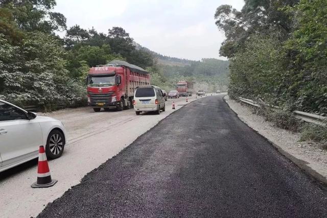 由于路况实在太差,柳州一老板默默自发修路.