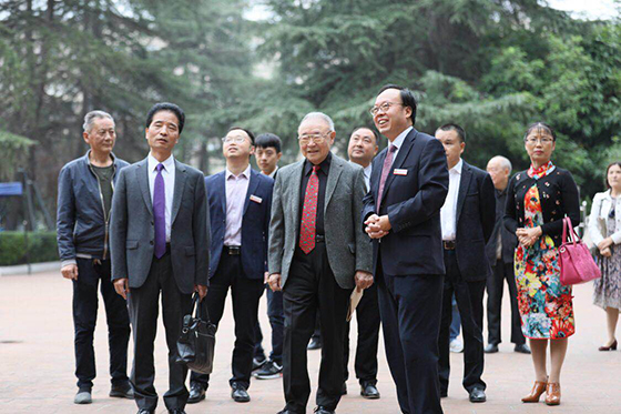 (文/图记者唐茂)10月12日,一场特殊的捐赠仪式在广汉中学举行.