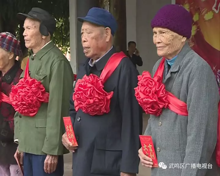 戴大红花,有红包领,武鸣某村老人喜迎重阳节!