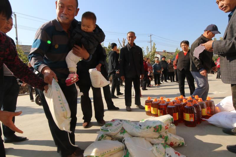 无棣石三里村:重阳节 扶老助老不停歇