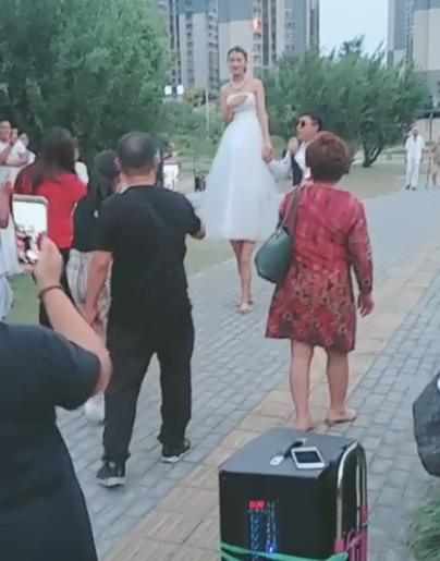 婚礼上新娘姗姗来迟，当新娘进场后，网友：画面感好强！
