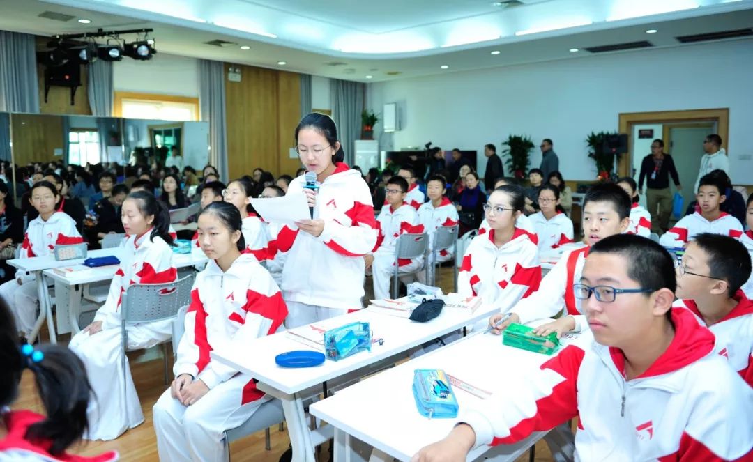 现场会前,学校开放了初中三个年级全部常规课以及《红星照耀中国》