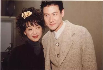 1995年,在陈慧娴"归来吧"演唱会时 黎明说陈慧娴是自己最喜欢的女