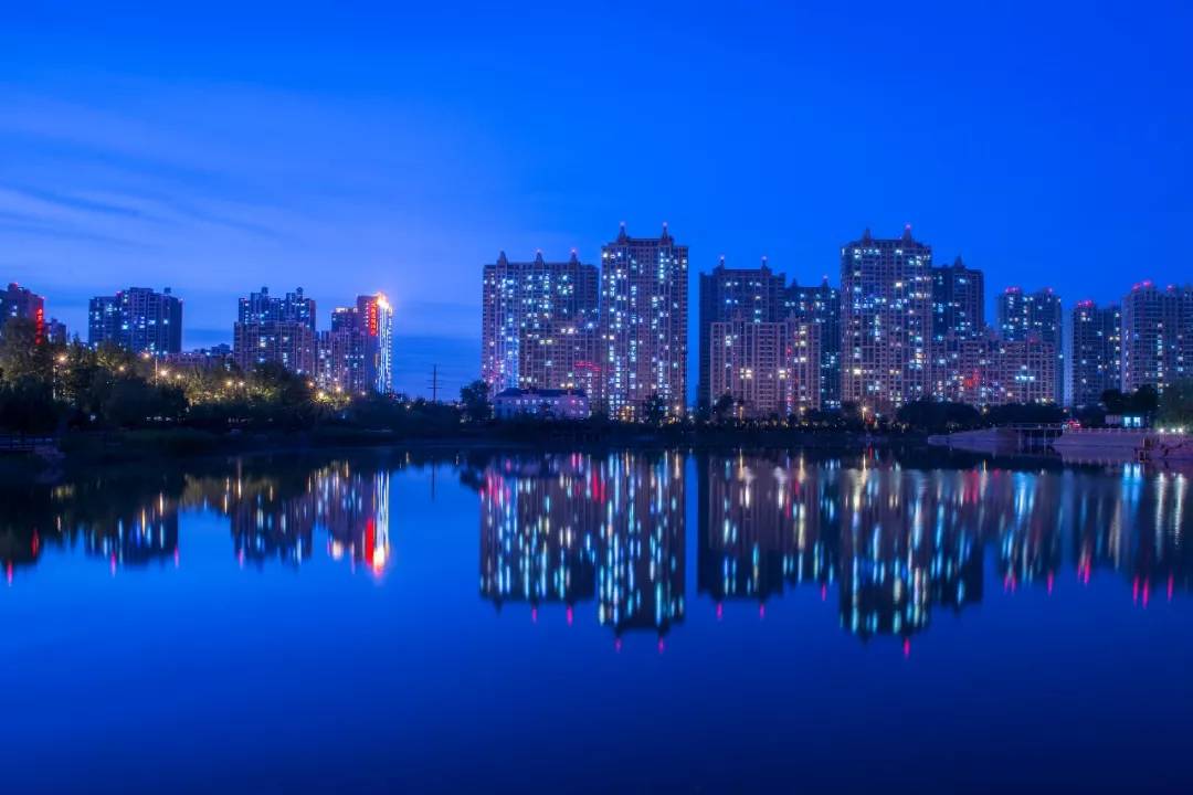 来欣赏比较一下衡水和沧州的夜景哪个更美