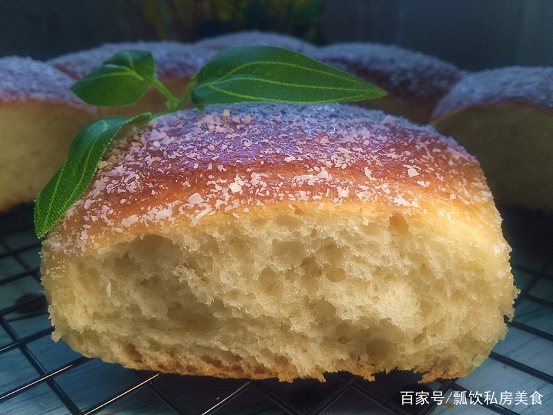 甜奶油脆皮椰蓉面包,出炉刷蜂蜜皮脆里软太好吃,发面用酵头面包久放不