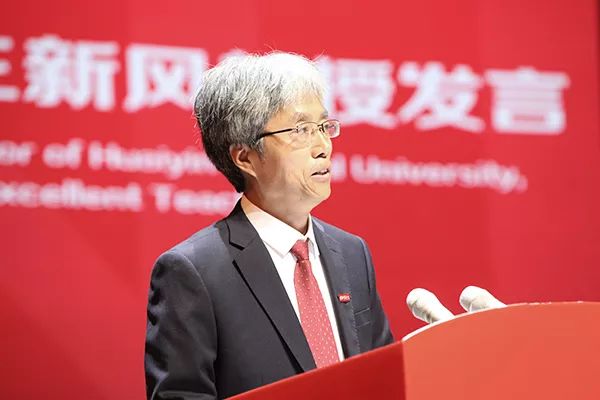 教师代表王新风全国优秀教师王新风代表广大教职员工向学校致以最诚挚