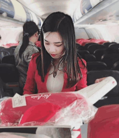 “亚洲最美空姐”2张照引暴动！网友：美到本尊心动了！