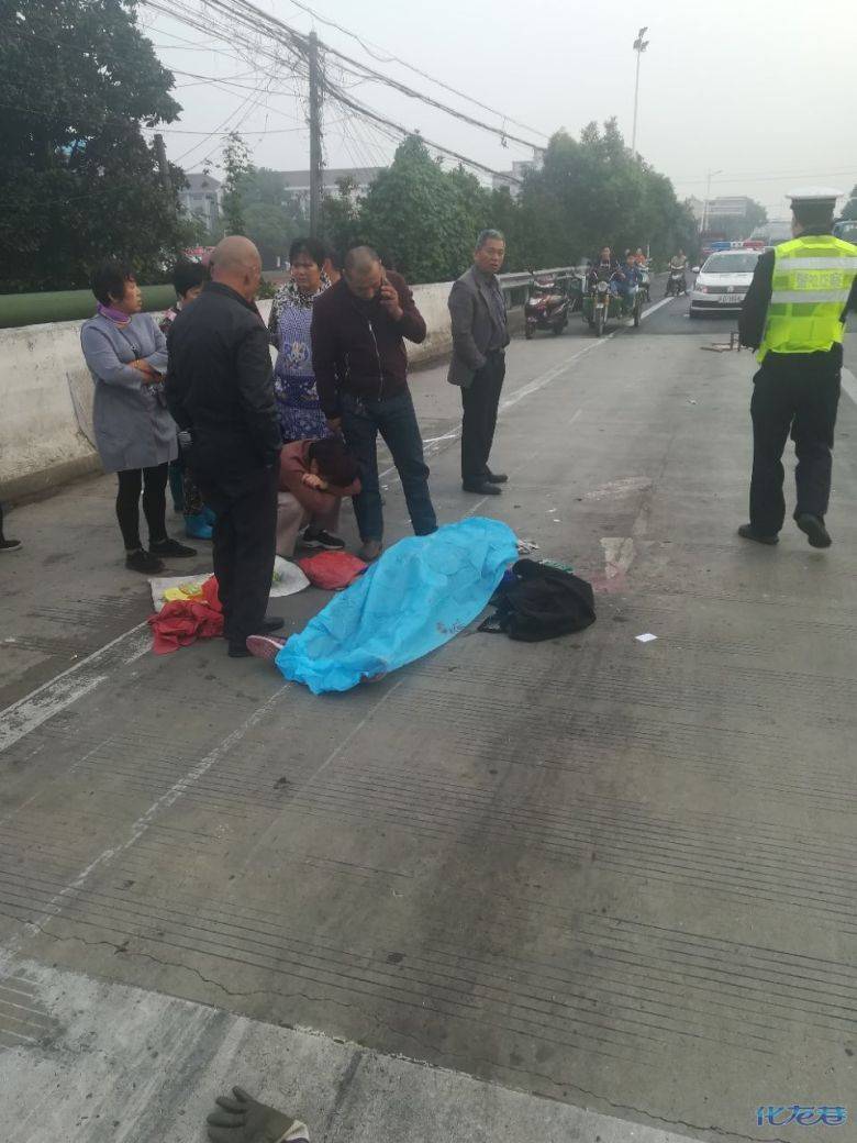 今天早上横山桥芙蓉大桥上发生车祸,女子当场死亡,现场血迹斑斑