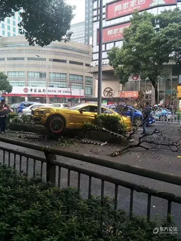 宁波闹市区,金色跑车起飞失败,这伙人常炸街玩漂移!_车祸