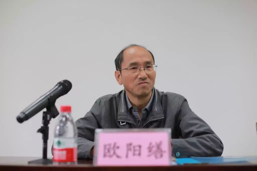 桂林电子科技大学副校长,学院董事长欧阳缮宣读任免文件