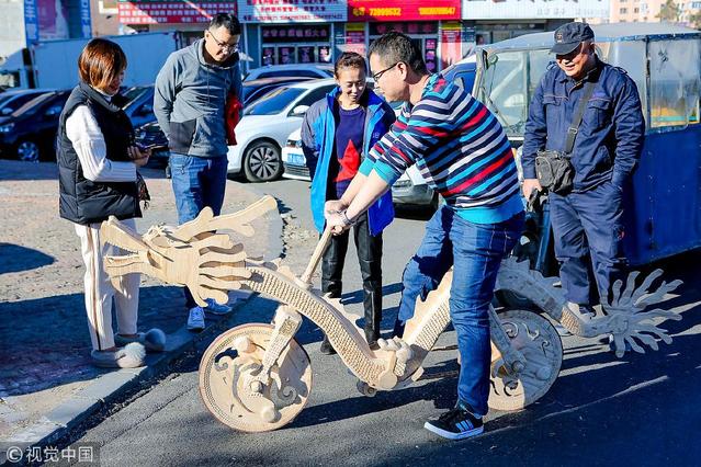 电焊小哥用雪糕棍做成"腾龙"自行车,能上路骑行