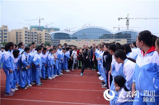师生共参与 荣县一中举行第32届秋季田径运动会
