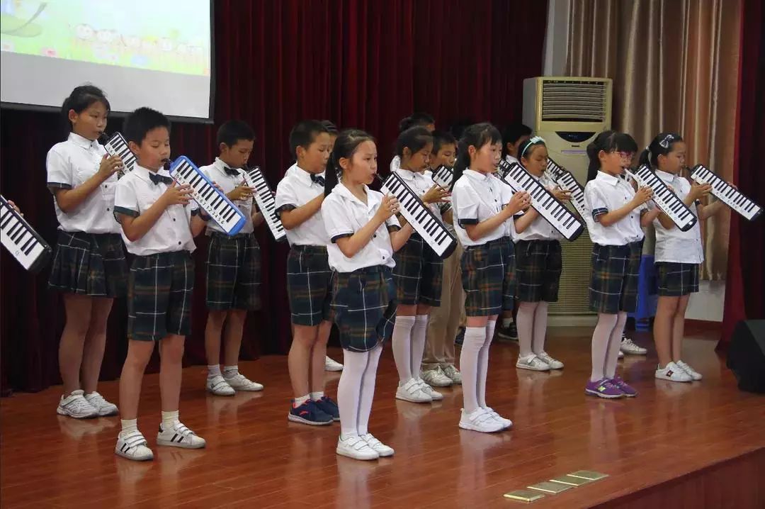 天马山学校三高士旁的三真学校