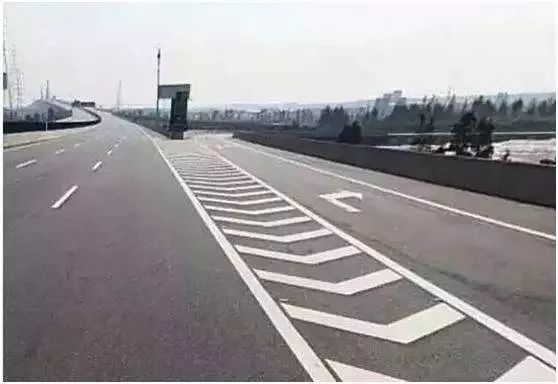 05 导流线 导流线属于 道路禁止标线,出现在路口,匝道或掉头车道的