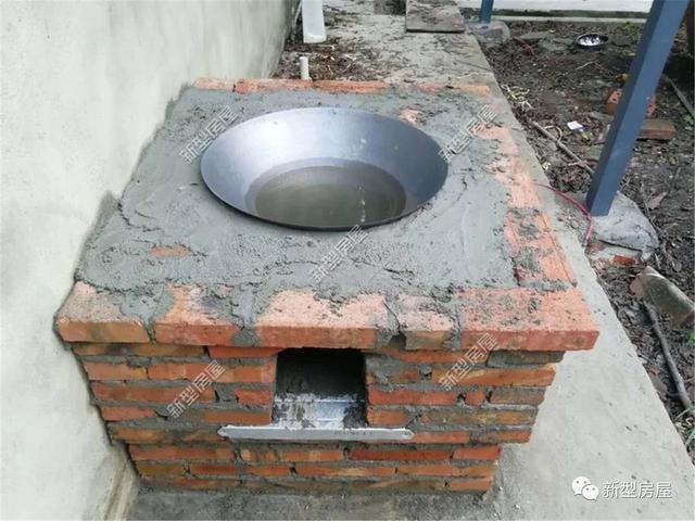 在砌筑柴火灶的地方确定烟囱,炉具的位置,将砖块排出灶底,烟囱和锅具
