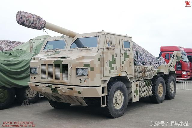 近日网友发现,国产沙漠迷彩涂装155毫米新型车载加榴炮已经提前在