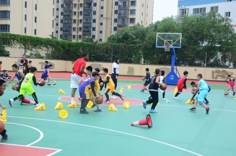 八角楼动态教育部2018全国中小学校园篮球教师训练营回访活动走进美丽