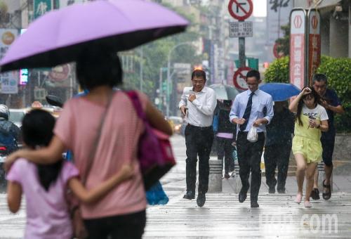 基隆台北或有局部大雨台湾中部以南遇空气污染 等级