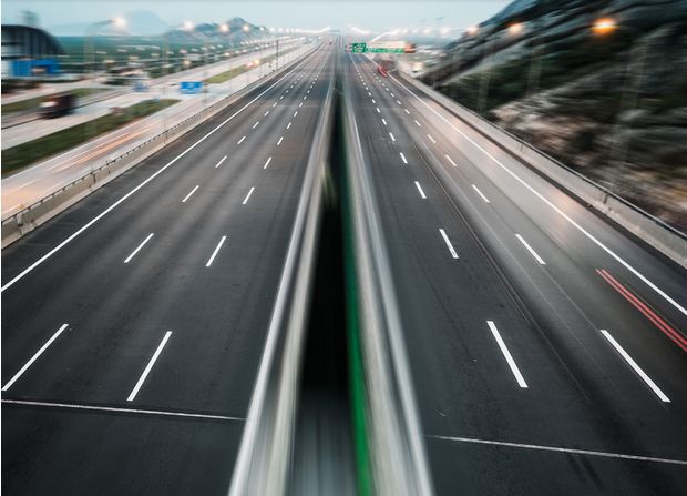 高速公路上选哪条车道更安全?你选对了吗?