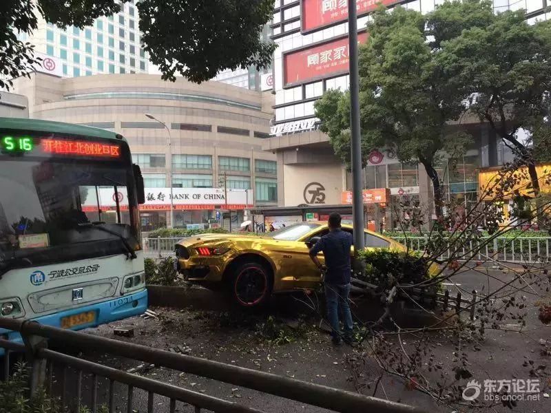 宁波闹市区,金色跑车起飞失败,这伙人常炸街玩漂移!_车祸