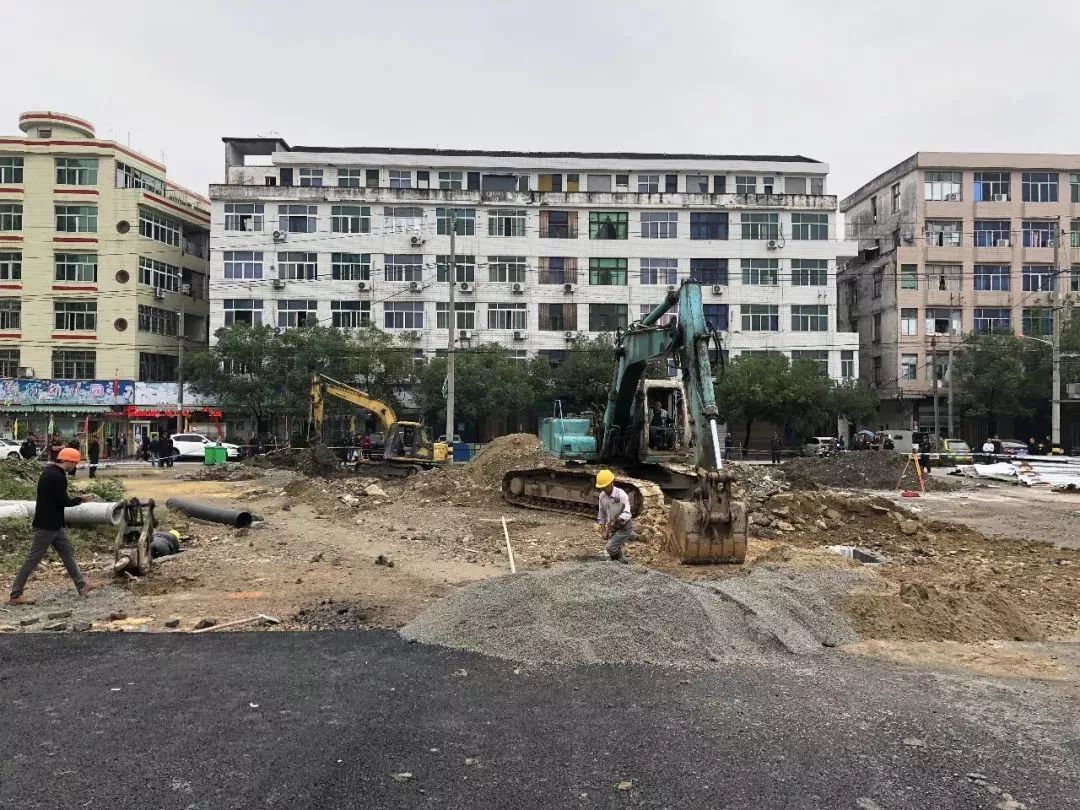 从西一街到通港路区间的站港大道断头路工程正在全力建设中,为龙港