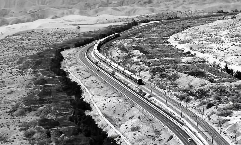 世界第一条"沙漠铁路"—包兰铁路