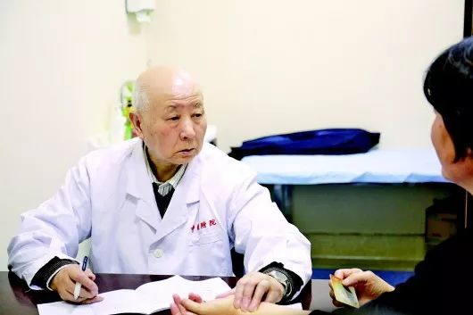 山东省中医院医人不倦90岁老中医坐诊60余载收徒弟带学生悉心传经