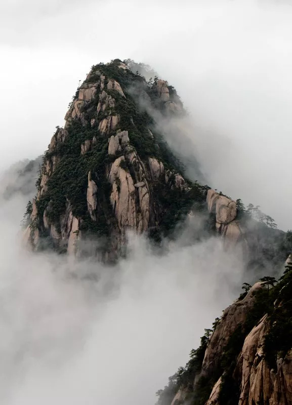 早起黄山狮子峰拍日出,后云谷索道下山,乘车返回黄山市.