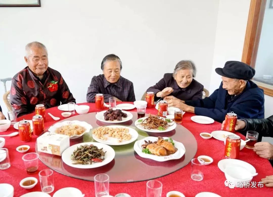 为给老人过一个温馨的重阳节,路桥人很用心