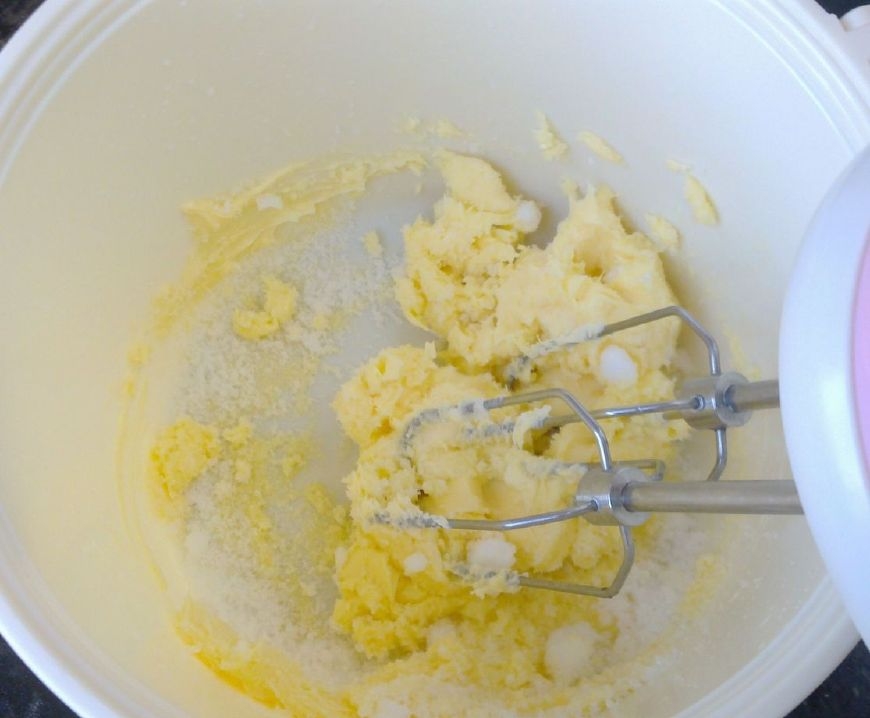 1.黄油放到室温软化 加入糖,先用电动打蛋器低速搅打几十秒.