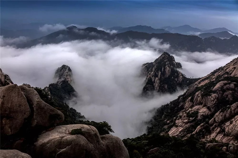 早起黄山狮子峰拍日出,后云谷索道下山,乘车返回黄山市.