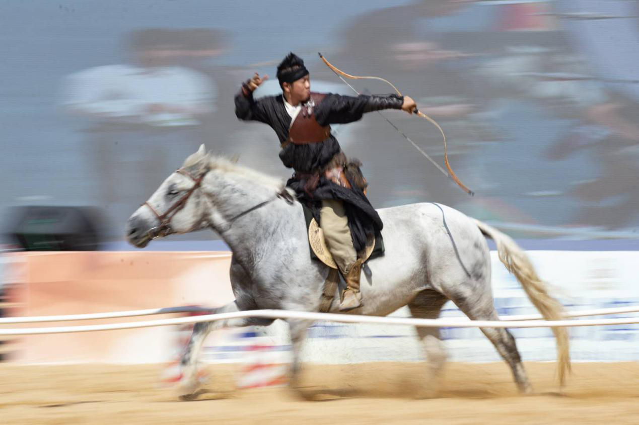 弯弓射雕,左右开弓,百步穿杨——来自于全国各地的几十名选手,将在马