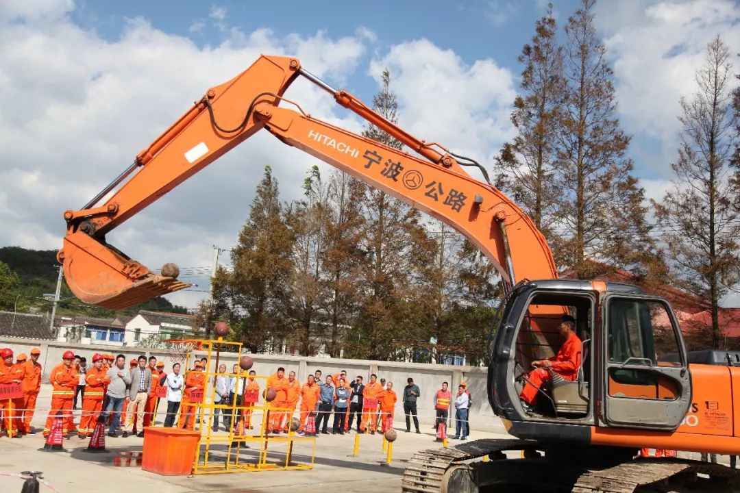 挖掘机技术哪家强?公路筑路机械操作技能竞赛了解一下