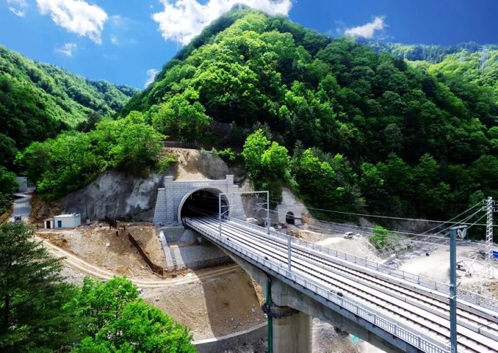 中铁十七局集团参建的石太客专太行山隧道,全长27.