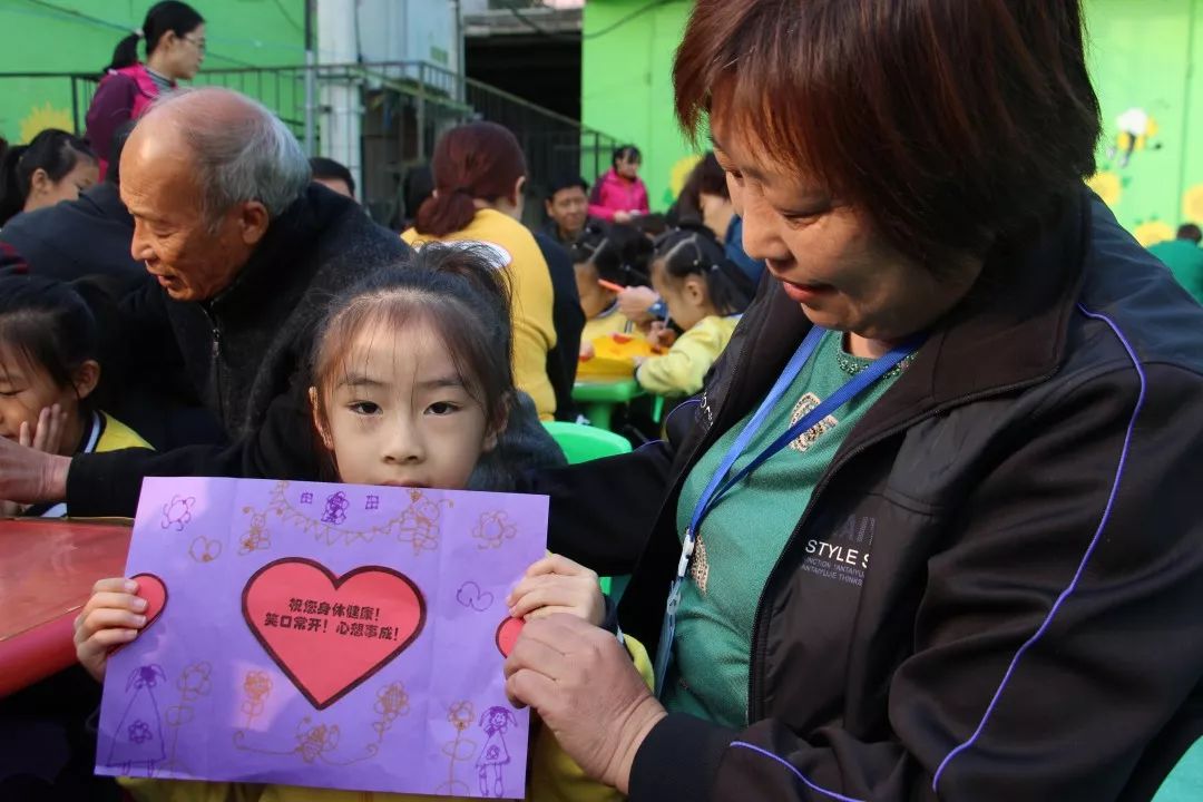 孩子们在重阳节这一天饮水思源尽孝道 自己动手为老人做爱心卡 孩子