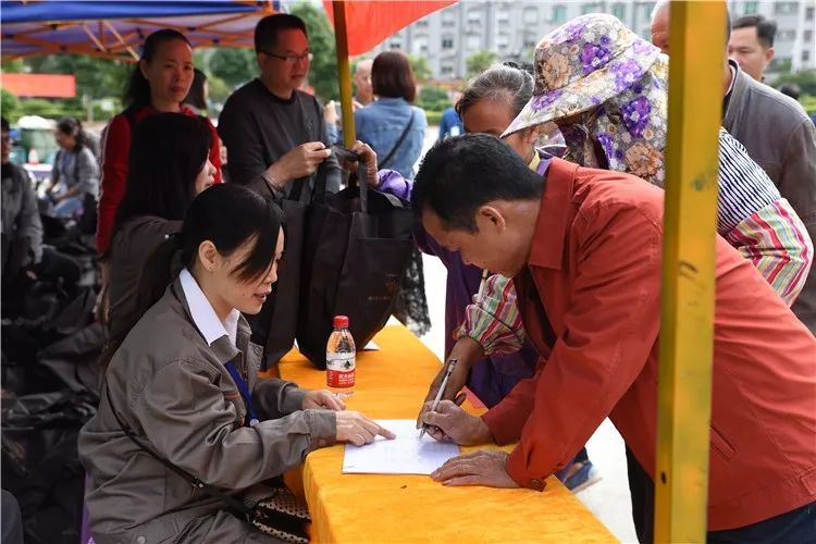 挨饿的人口_非洲孩子挨饿图片(2)