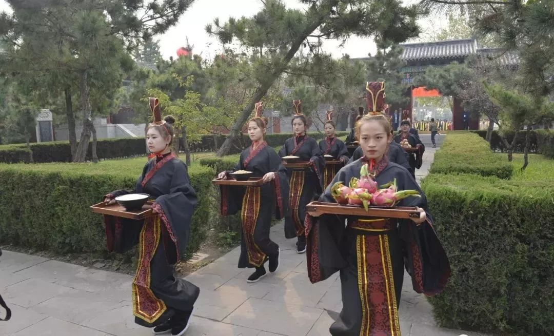 按照传统祭祀礼仪,向舜帝敬献了五谷,百果.