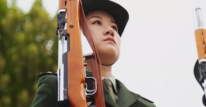 首批仪仗队女兵赵颖:"国家名片"印上巾帼风采