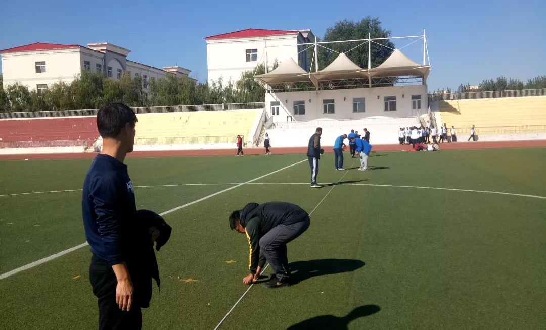 邸鹏飞老师为学生裁判员培训组织报名,绘制成册.