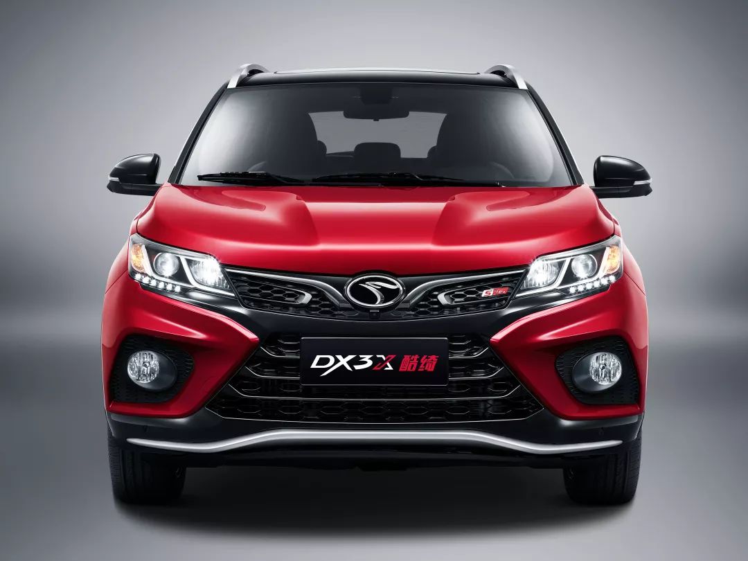 随后东南汽车销售部王正璞部长正式发布东南dx3x 酷绮的4款车型,并